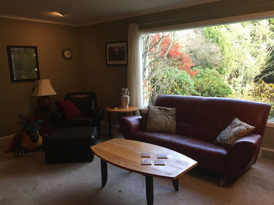 Livingroom overlooks a beautiful, groomed garden