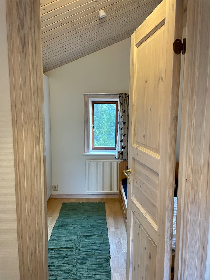 Mlango wa kuingia kwenye chumba cha kulala cha ghorofani.