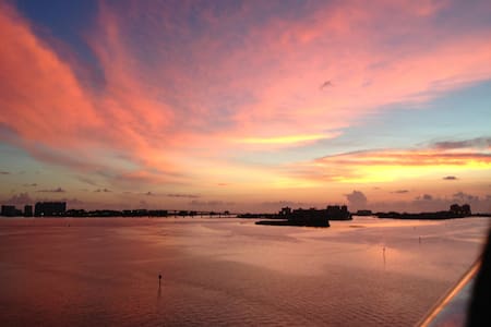 Sweet Escape! Minutes to the Beach!