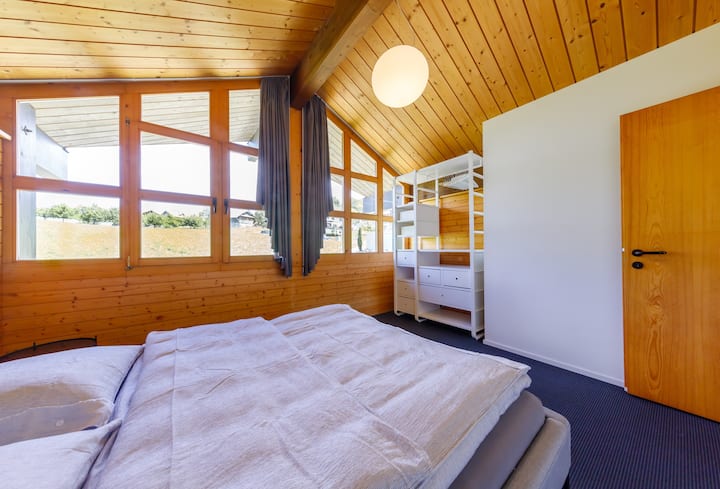 "Eine absolut perfekte Ferienwohnung inmitten der Schweizer Alpen. Die Wohnung ist in tadellosem und sehr sauberen Zustand, mit Liebe modern und hochwertig eingerichtet, und bietet rundherum ein Wohlfühlerlebnis." 