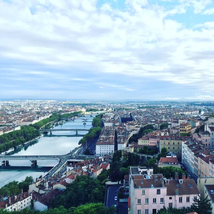 Vue incroyable sur la Croix Rousse, la presqu'île et la basilique de fourvière