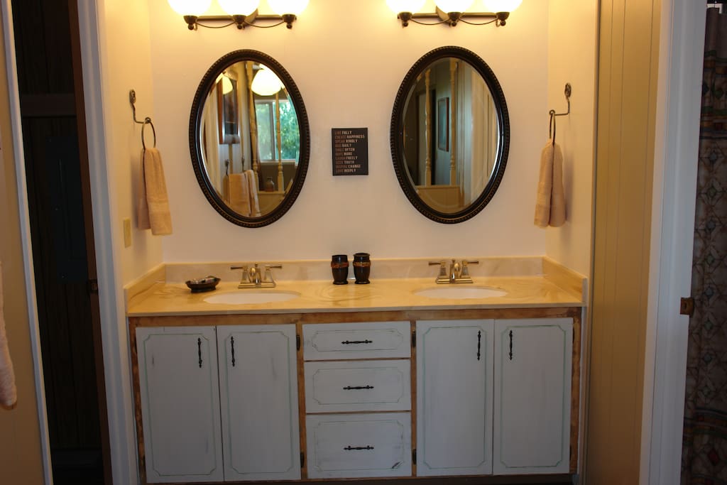 Masterbath with dual sinks