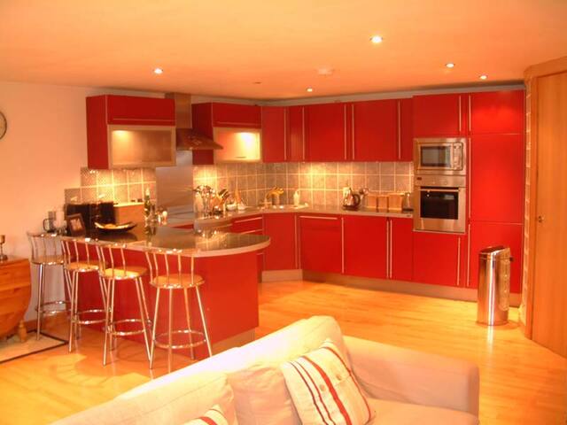 Large Apartment + Jacuzzi, Parking, Jewellery Qrtr