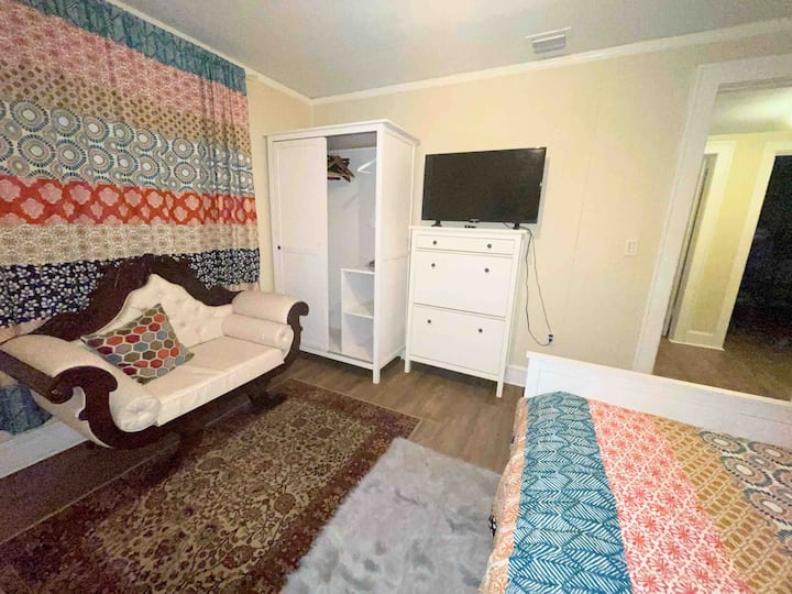 1st Floor Bedroom #1
Queen Bed