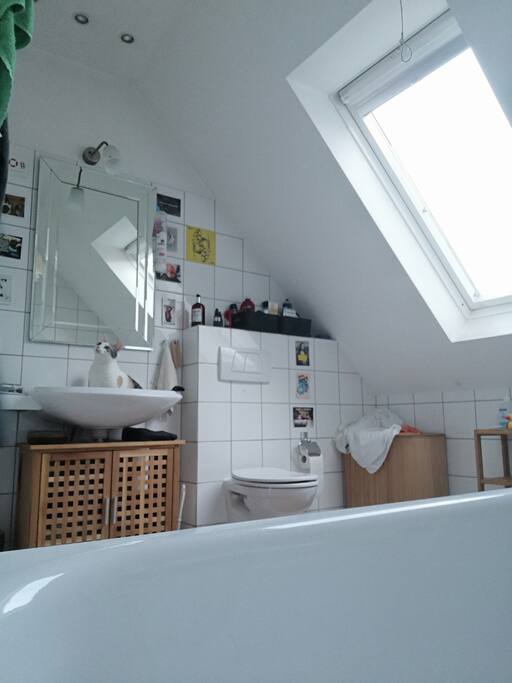 Das Badezimmer ist schön hell und lädt zum relaxen ein.