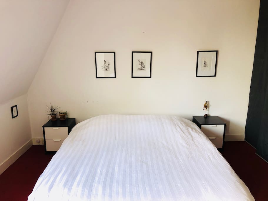 bedroom (2nd floor)