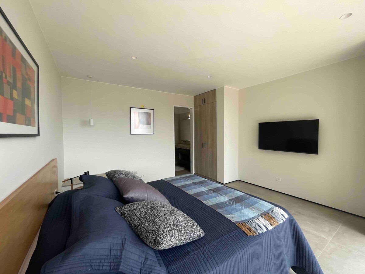 קומה 2 עם חדר רחצה, טלוויזיה 50אינץ'. מיטת קווין סייז 