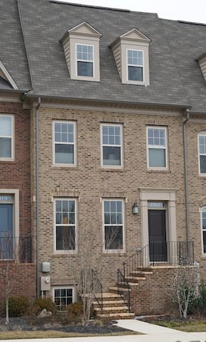 1 bdrm w/ in-suite bath at Shady Grove Metro