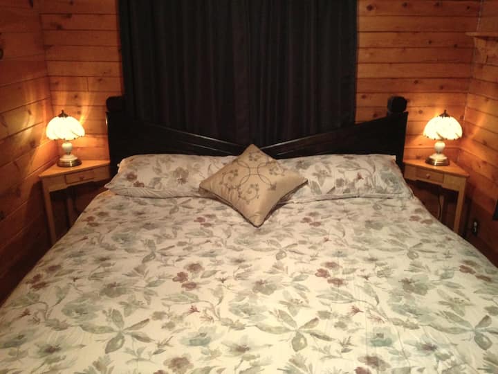 غرفة نوم بسرير كبير