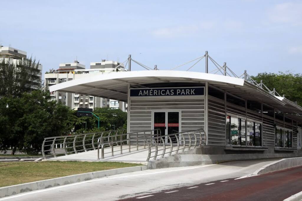 BRT estação do condominio, em frete ao prédio.