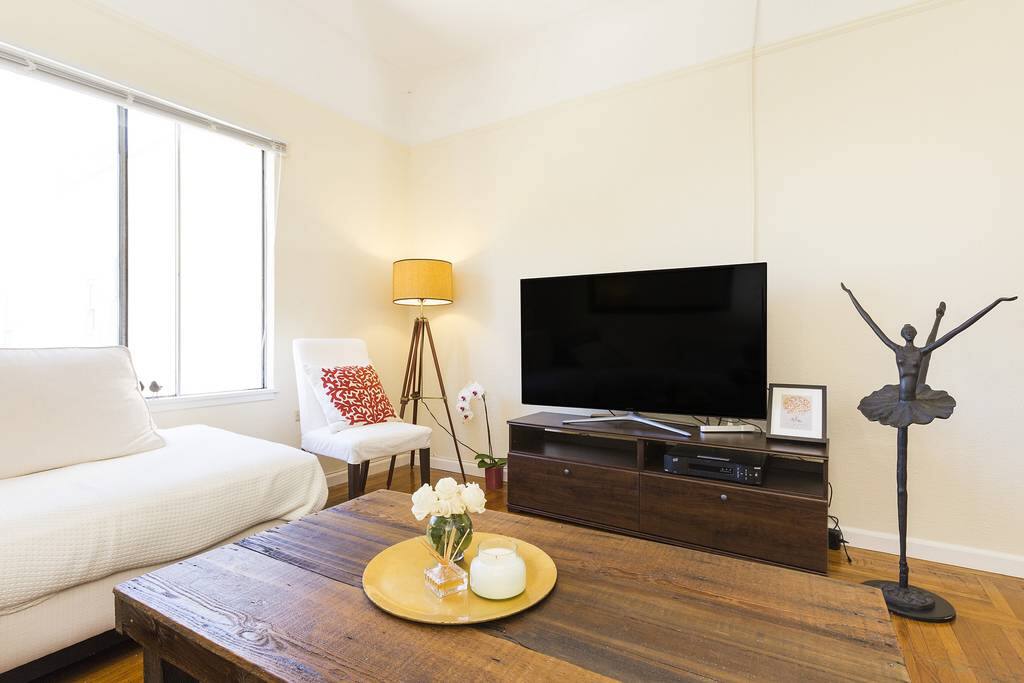Smart, 55 inch screen 4K cable TV