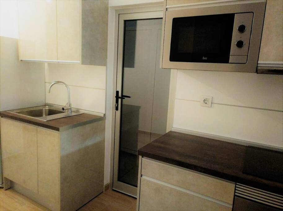 cocina y puerta a patio lavadora