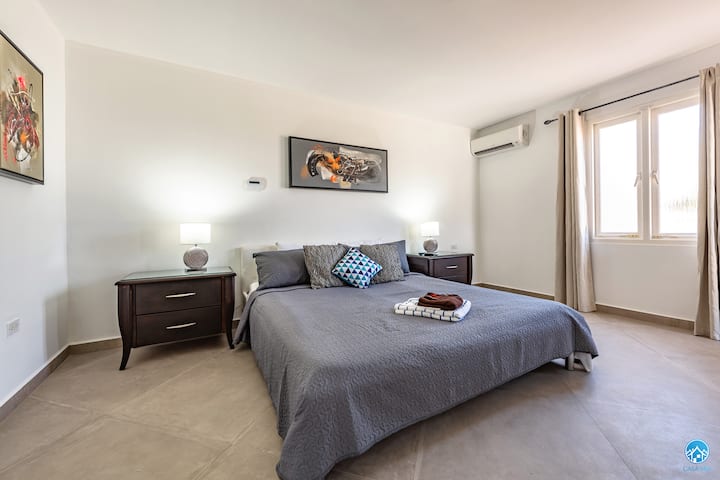 Master bedroom with airco - own walk in closet  - TV and own bathroom