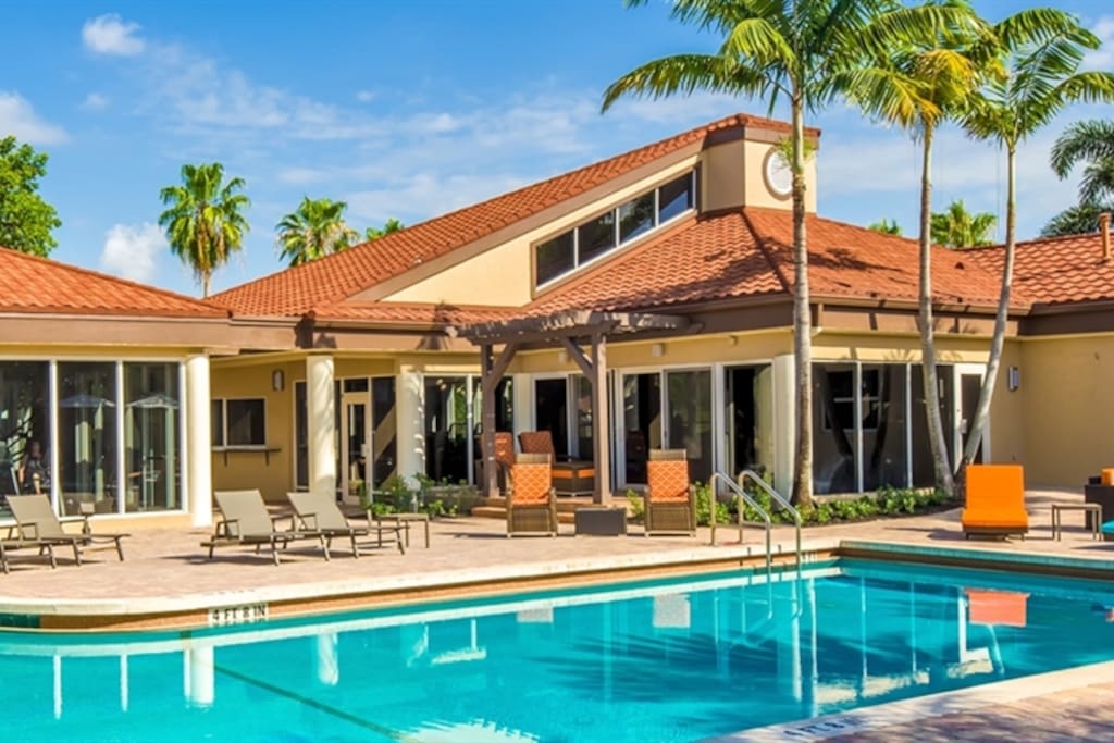 Pool Lounge