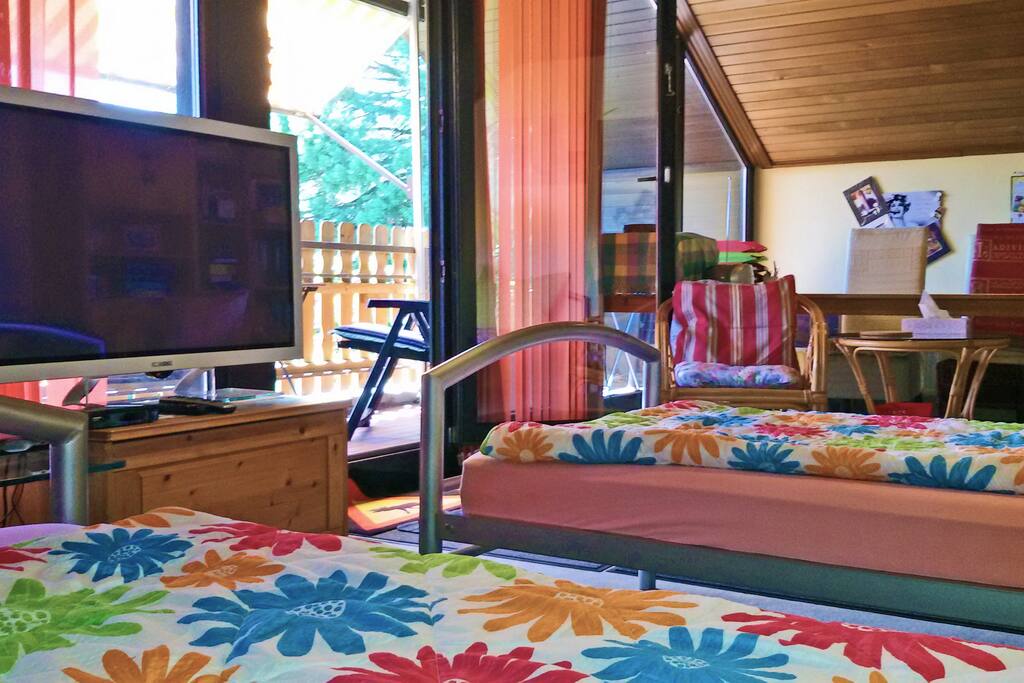 1. Schlafzimmer mit zwei Einzelbettenbetten, Balkon und Sat-TV