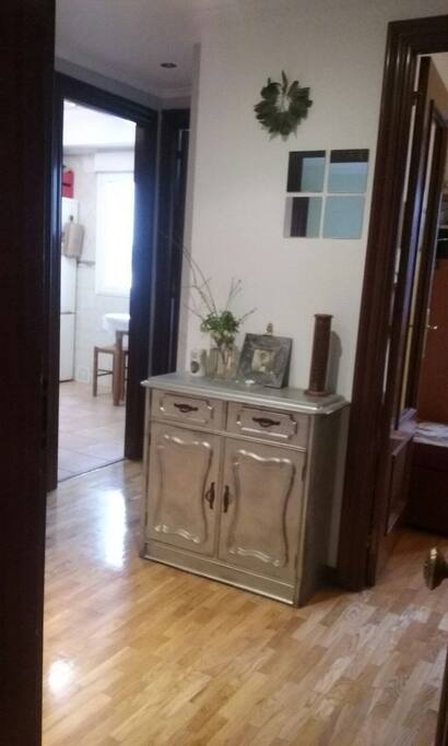 La entrada del piso, cocina a la izquierda y salita a la derecha