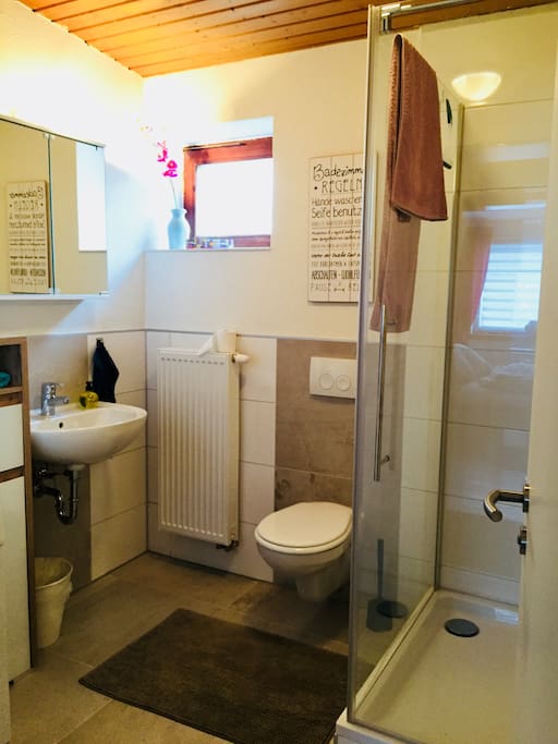 Badezimmer mit Waschmaschine und Trockner
