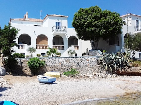 Beachfront Spetses spectacular Villa family/groups