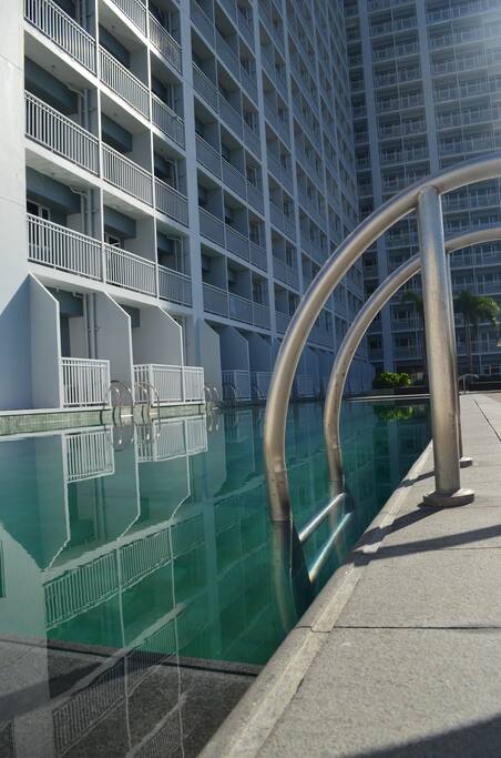 A pool over the urban lifestyle