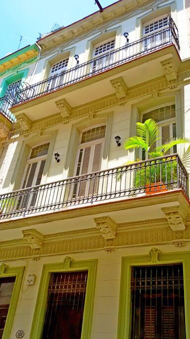 Frente de la casa. The building out.