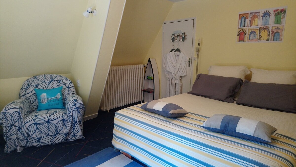 ห้องนอนพร้อมประตู (ส่วนตัว) มีห้องน้ำส่วนตัว