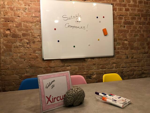 *NEU* Stylish Design-Flat, 8 Room, 4 Bath, central gallery image 2