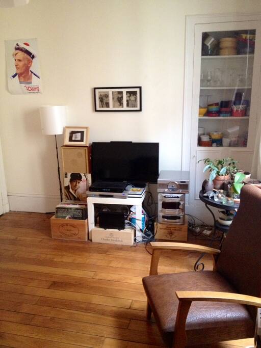 Salon. Parquet. Télé. Vinyles.