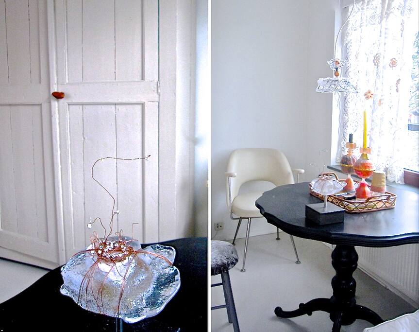 The roompantry with table.*De privekamer met kast en tafel