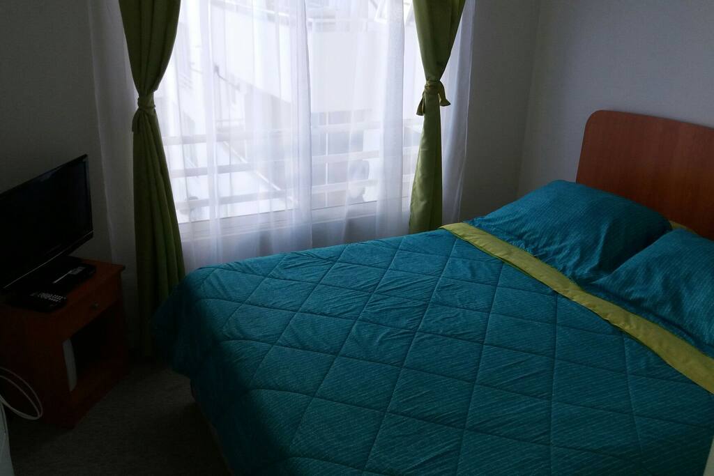Dormitorio con televisor