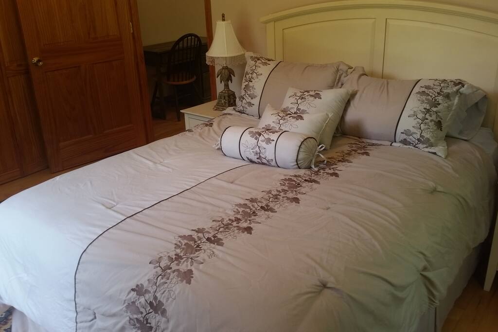 Bedroom with Queen