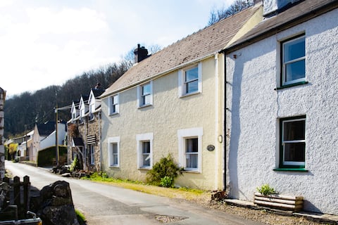 Traditional, former Fisherman's Cottage in Solva