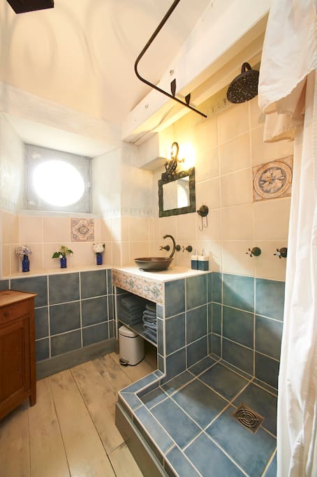 salle de bain de l'ensemble famille
