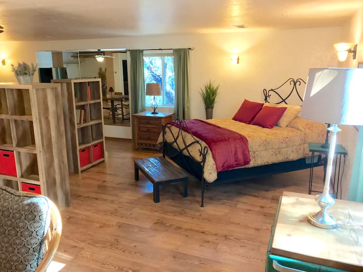 Спалня. Отворен план на етажа. 