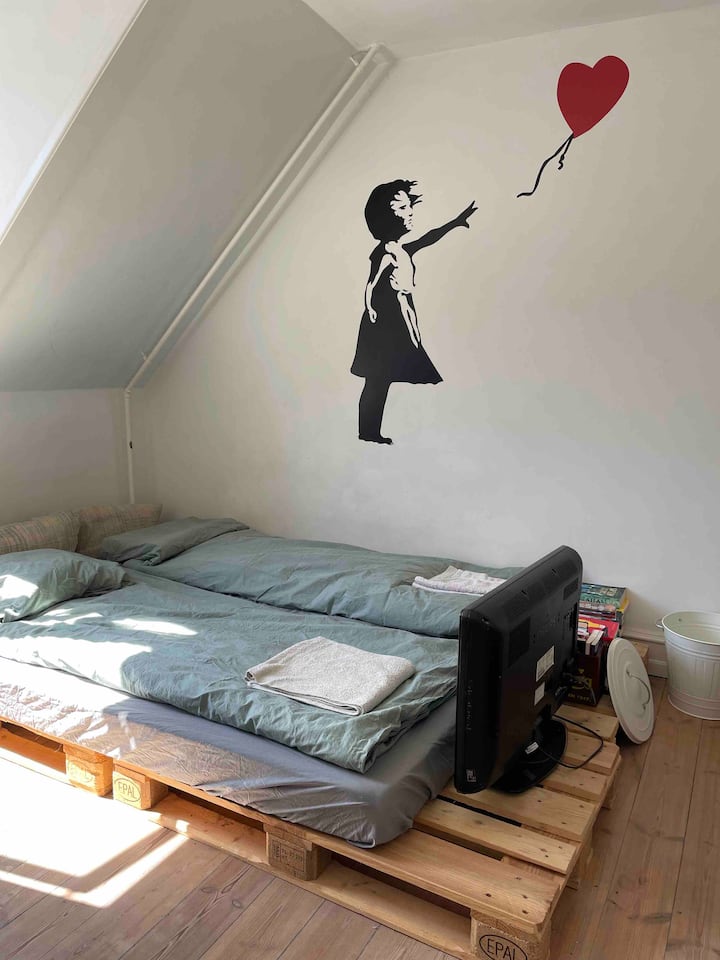 Spálňa s manželskou posteľou. Mohli by ste pridať aj detskú posteľ