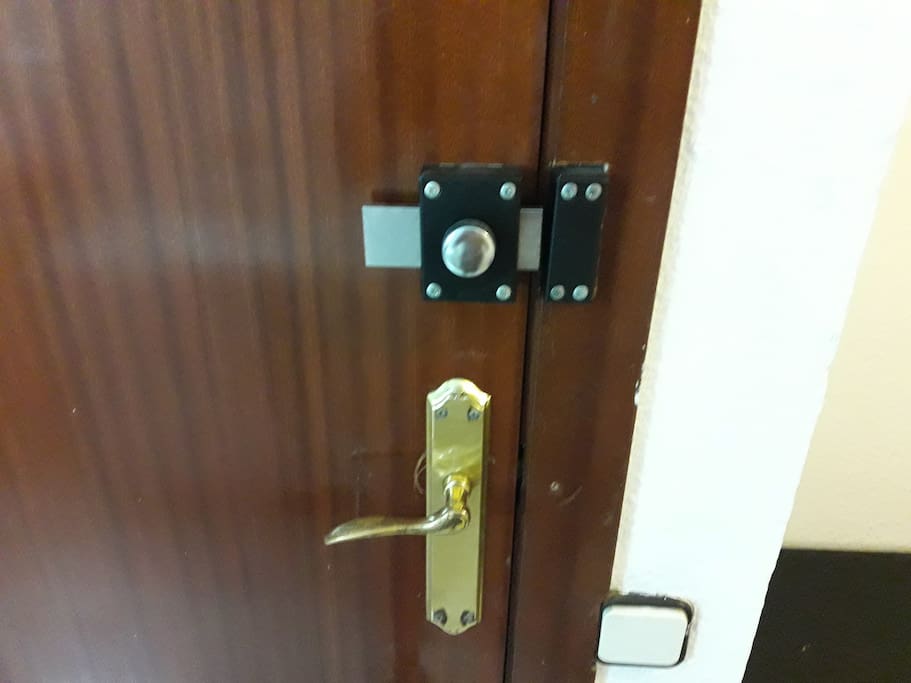 la puerta de la habitación tiene cerradura con llave para cerrar por dentro y cuando así lo requieran y decees