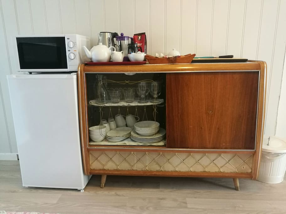 There is no proper kitchen. But you'll have a small fridge, a microwave, waterkettle and french coffepresd as well as enough cattlery and utensils to serve a snack or a simple meal to 4 people.