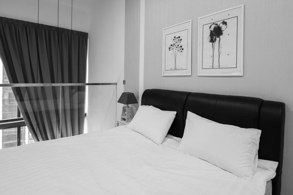 A Queen size bed and air cond along with a breath taking city view