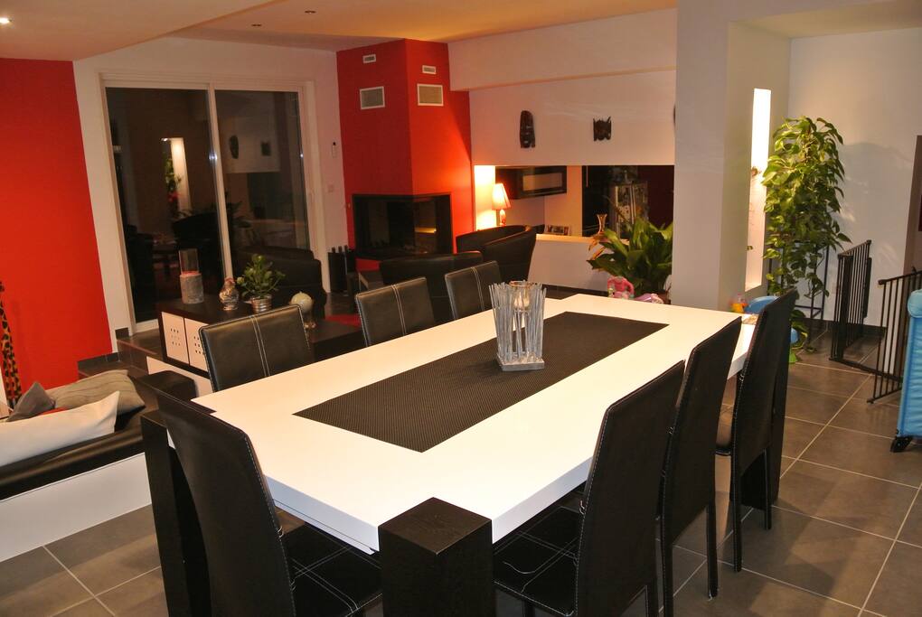 salle a manger pouvant accueillir jusqu'à 12 convives