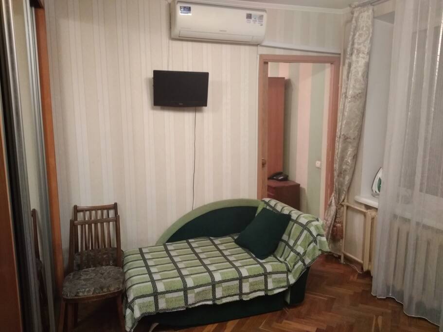Диванчик в большой комнате