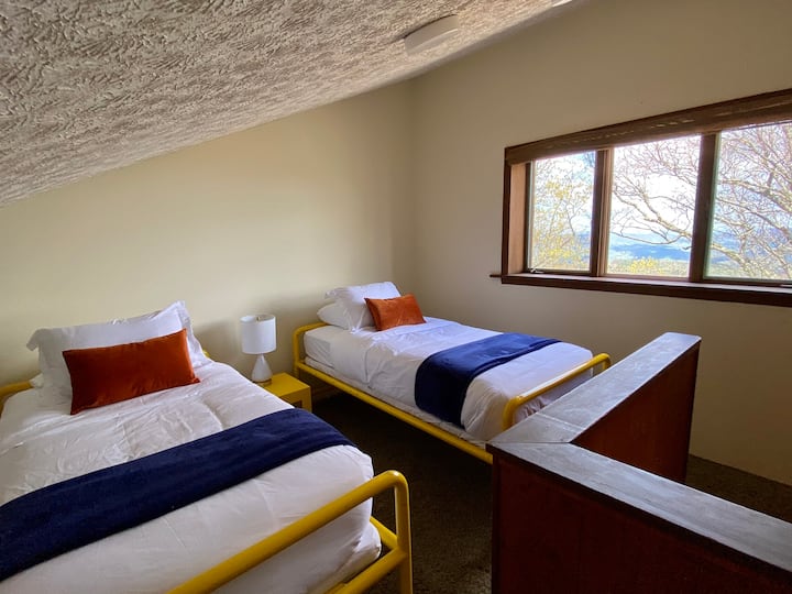 Loft with 2 twin beds and stunning Spring views from the top - 4th Floor