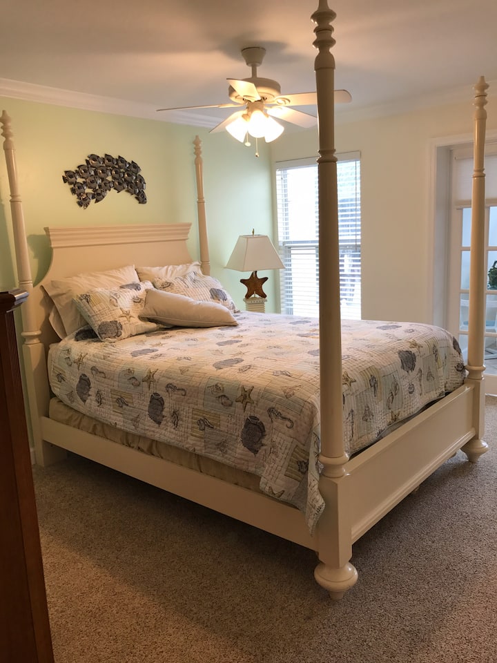 Queen bed, Dresser and TV in room