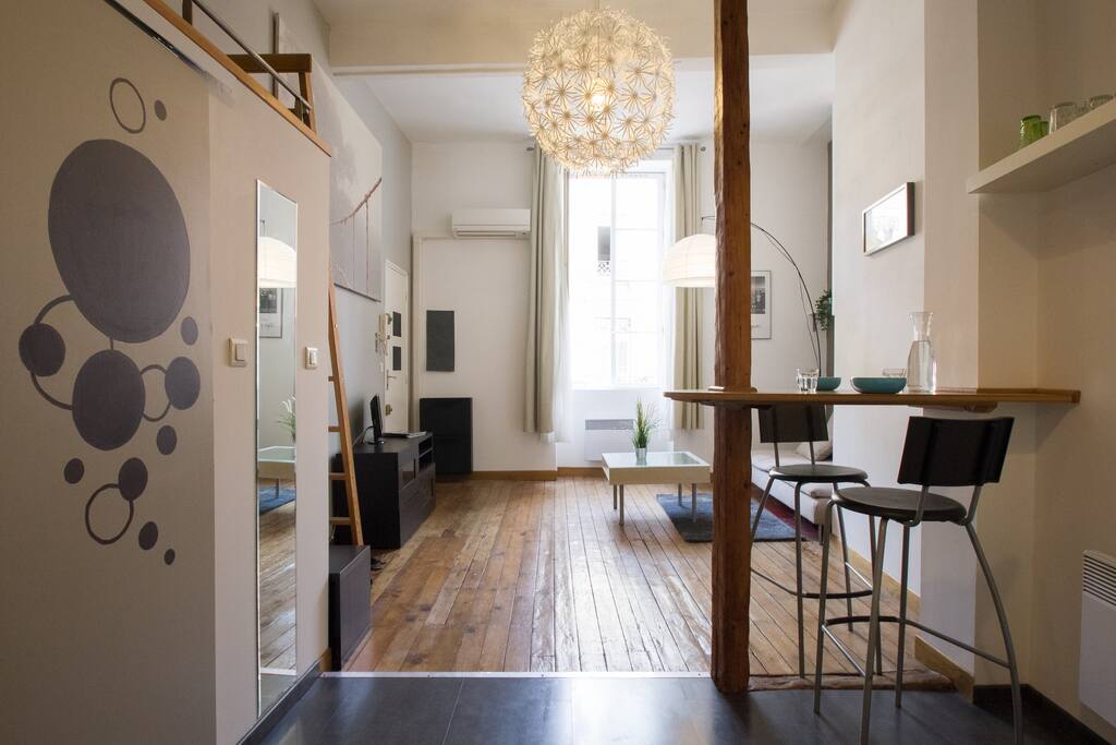 Le bar ouvert sur le salon pour déguster vos repas de manière conviviale