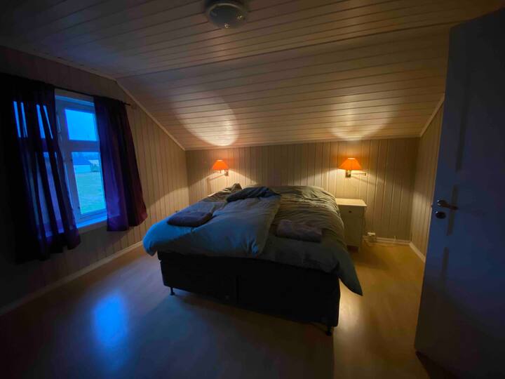 Lit queen size de Soverom. Vous arriverez à un lit fait avec une serviette.