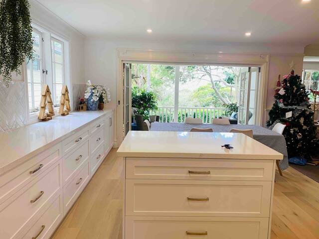 Lovely 4 bedroom home with enormous backyard! gallery image 3