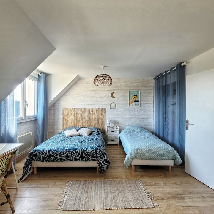 เตียงในห้องนอนใหญ่สไตล์ริมทะเล

ในตู้เสื้อผ้า: ที่รองรีดเตารีดและเครื่องดูดฝุ่น