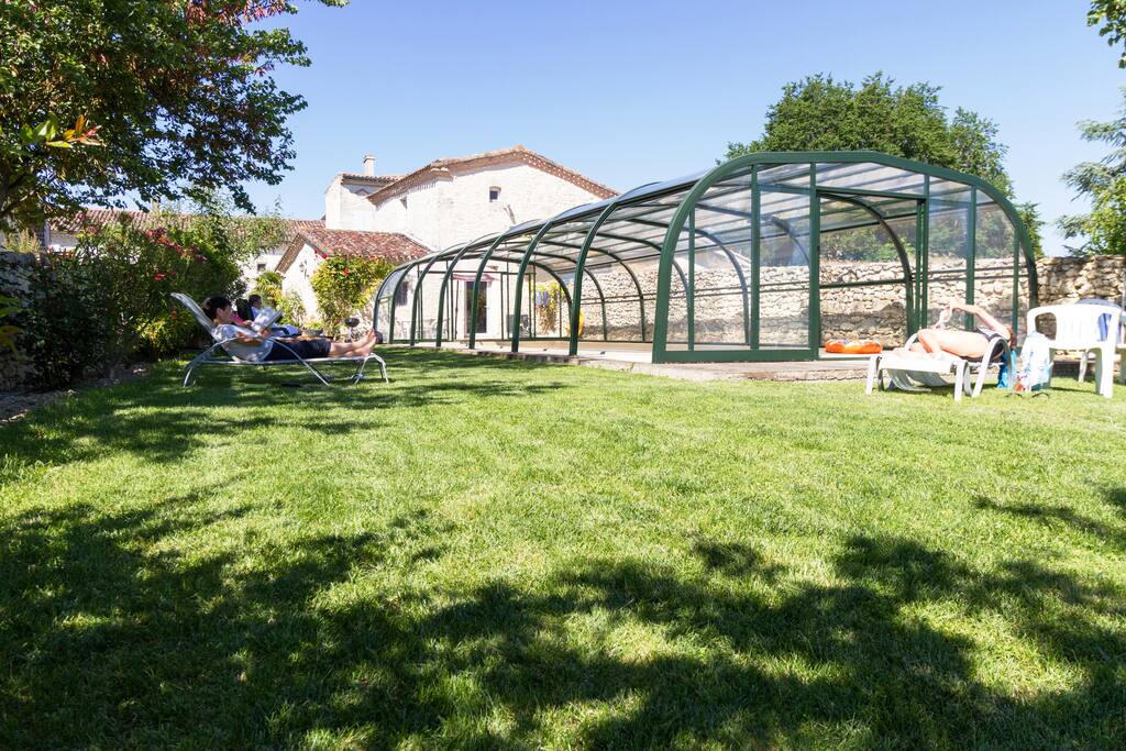 Jardin piscine séjour à partager