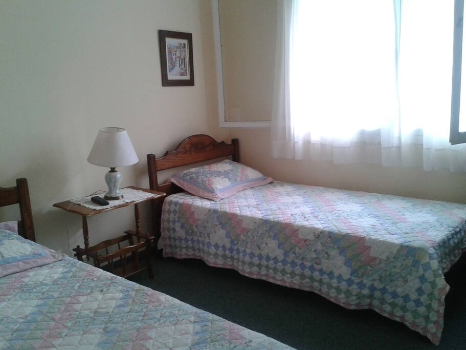 Dormitorio 1 con dos camas, aire acondicionado, tv cable y placares.