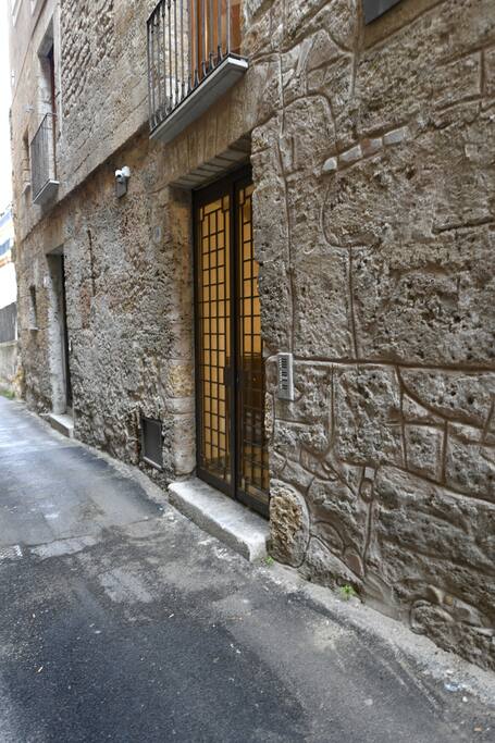 Cancello di ingresso su Vicolo Carini.