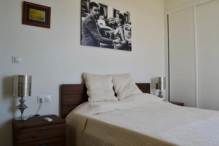 宽敞的1号卧室，可使用独立卫生间。加大双人床。空调。