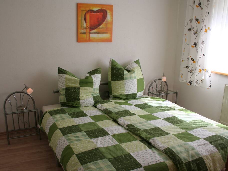 Schlafzimmer mit Doppelbett – Zustellbett möglich – Morgensonne, Bettwäsche inkl.